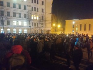 Приезд Дмитрия Медведева спровоцировал гигантскую очередь на Балтийский завод. Сотни рабочих предприятия стояли на улице в минусовую температуру из-за проверок ФСО