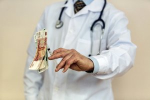 Дневник врача частной клиники: Мы должны не вылечить пациента, а продать ему как можно больше услуг (Терапевт-гастроэнтеролог с 16-летним стажем раскрывает изнанку платной медицины)