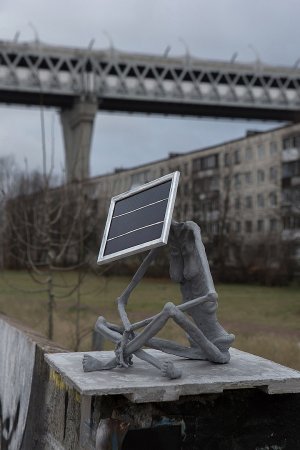 На Канонерском острове появилась скульптура страдающей от нехватки солнца анорексички