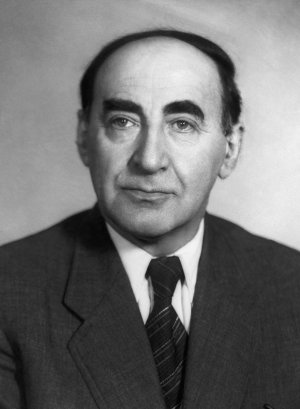 (Сталинский застой) Полупроводниковая ЭВМ изобретена в 1948г. в СССР, но развивалась медленно и быстро отстала от западных аналогов