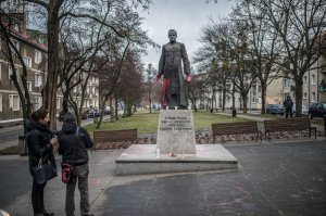 В Польше осквернен памятник духовнику Леха Валенсы, оказавшемуся педофилом