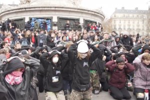 Демонстранты на площади в Париже встали на колени в знак протеста против действий полиции (Ранее за бунт в Париже, полиция  студентов поставила на колени)