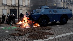 Бронетехника вошла в охваченный протестами Париж