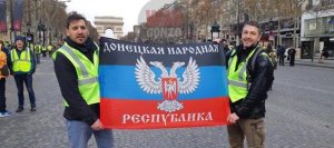 В ходе протестов в Париже развернули флаг ДНР