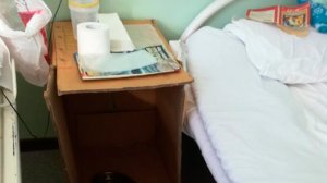 В «благоустроенной» больнице в Волжском установили картонные коробки вместо тумбочек