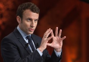 Макрон объявил во Франции чрезвычайное экономическое положение