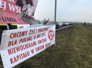 В Польше фермеры в желтых жилетах заблокировали дорогу, сообщили СМИ