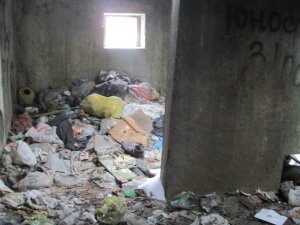 Недострой в центре Советска превратился в свалку и прибежище бездомных