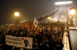 В Будапеште против "антихристианских" протестующих применили газ