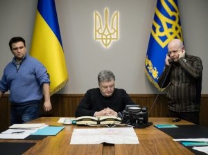 Порошенко поручил уволить украинских чиновников, имеющих родственников из России