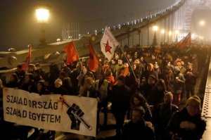 В Венгрии началась цветная революция против «пророссийского президента»