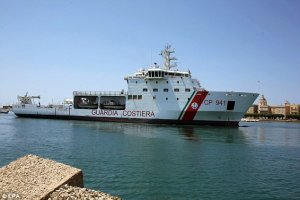 В Британии группа мигрантов пробралась на борт судна и угрожает экипажу