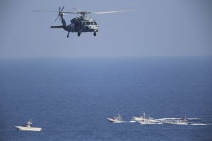 ВМС Ирана запустили ракеты около американского авианосца