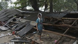 Число жертв цунами в Индонезии превысило 60 человек