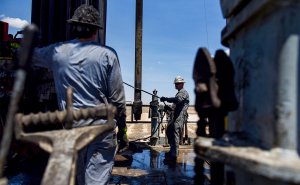Цена нефти Brent упала ниже $52 впервые за год