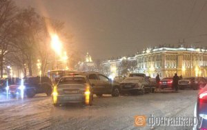 Петербург парализовала метель. На улицы города выйдут более 900 снегоуборочных машин