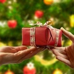 Малоимущие семьи получили в подарок карты на продукты к Рождеству.