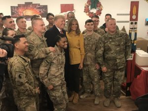 Президент США Дональд Трамп вместе с Меланией Трамп посетили Ирак с необъявленным визитом. Трамп заявил: "вообще не планирует" выводить американские войска из этой страны