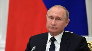 Путин одобрил контроль снятия наличных с карт иностранных банков