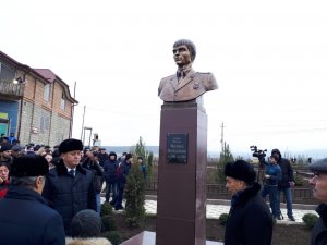 В Дагестане установили бюст Герою России Магомеду Нурбагандову, погибшему от рук боевиков