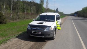 Не проезжайте мимо, когда увидите это; значение жилетки на зеркале автомобиля.