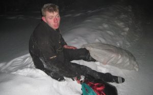 В Харькове полиция нашла спящего пьяного мужчину с еловыми ветками в заднем проходе и мешком с подарками