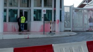Облили "кровью". Анархисты напали на Посольство США в Афинах