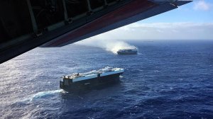 В Тихом океане дрейфует корабль с 3,8 тысячи горящих автомобилей