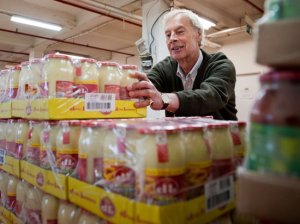 Перебиваются на 1400 евро: кого считают бедным в разных странах.  В Германии банками благотворительной еды пользуются полтора миллиона человек