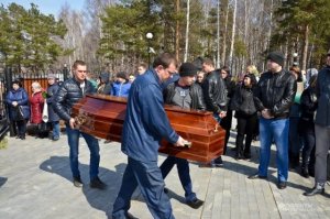 Шествие россиян за гробом криминального авторитета состоялось в Амурске