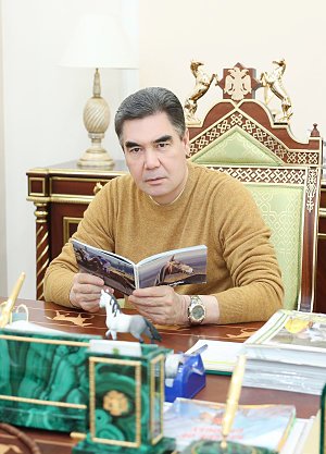 Президент Туркменистана посвятил жеребёнку стих