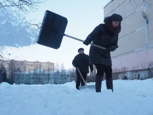 Петербургских учителей выгнали на уборку снега
