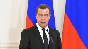 Медведев заявил о вреде длинных новогодних праздников для экономики