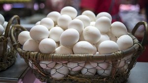 Уральская птицефабрика начала продавать упаковки с 12 яйцами