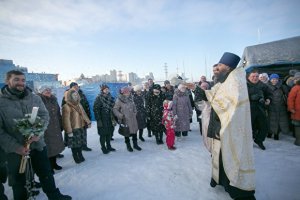 Под Красноярском угнали иномарку со спящим ребенком, пока родители окунались в купель