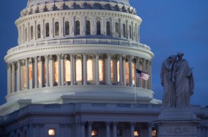 «Удручающие результаты»: почему в конгрессе США заявили о неудачах в «продвижении демократии» в России и мире
