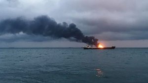 В Керченском проливе загорелись два судна