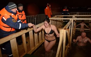 Православный липчанин пожаловался на развратных девушек у иордани