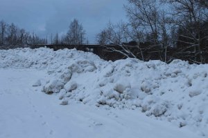 В Кирове в водоохранной зоне реки Мостовицы устроили незаконную снежную свалку