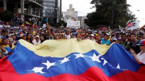 Лидер оппозиции Венесуэлы объявил себя президентом. Его признал Трамп