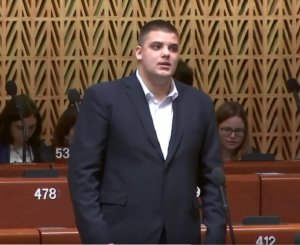 В ПАСЕ попытались помешать выступлению депутата, назвавшего Крым российским (Сербский депутат Александр Шешель на русском языке выступил в ПАСЕ в поддержку России )