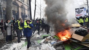 Число задержанных на акции "желтых жилетов" в Париже превысило 50 человек