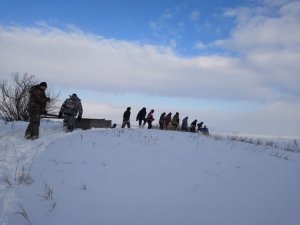 В Татарстане краеведы спасли от падения с обрыва надгробие XIV века