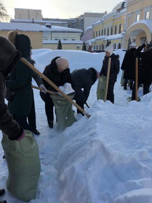 В Госдуме заинтересовались фото с учителями, убирающими снег в мешки