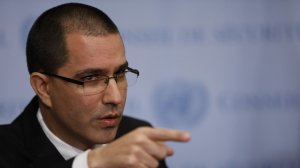 Глава МИД Венесуэлы опроверг слухи об обращении Мадуро за военной помощью к Москве