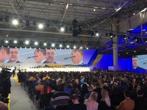"Либо Порошенко, либо Путин" (Захарову рассмешил предвыборный плакат Порошенко с Путиным)