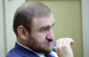 Задержанный сенатор Арашуков заявил, что плохо владеет русским языком