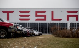 Маск объявил об уходе финдиректора Tesla на фоне убытков в $1 млрд