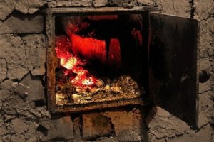 Двое жителей деревни Харой в Хакасии напились и бросили своего 11-месячного внука в горящую печь, в результате ребенок погиб