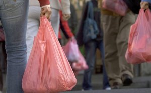 В Пинске 80-летняя бабушка продавала на рынке пластиковые пакеты. Ее судили за незаконную предпринимательскую деятельность